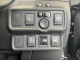 安全装備に関するボタンは運転席周りにまとめて設置されています。