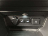 始動直後から温まるシートヒータースイッチと12V/120Wのアクセサリーソケットや充電用USB端子が配置されています。