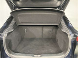トランク収納スペースをご確認ください。荷物の積み下ろしがしやすい広さを確保しており、日常使いからレジャーまで幅広く活用できます。