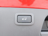 【パワーテールゲート】ボタン操作一つでリアゲートの自動開閉をおこないます。女性にも喜ばれるポイントの高い装備ではないでしょうか。