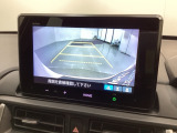 リバースギアに入れるだけで後方の表示へ切り替わります。夜間や雨の日の駐車も楽になりますよ。