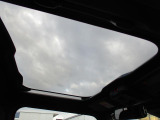 スカイフィールトップで明るい車内です。