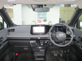 開放的で周囲が広く見渡せる運転席は車両の感覚がつかみやすくて安心安全です♪雨の日も視界良好、油膜や汚れの付着を防止するウィンドウ撥水の施工も承ります♪フロントガラスだけでなく、全ガラスに施工可能です☆