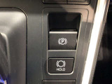 HOLD機能付きの電動パーキングブレーキ。HOLD機能を使用すると、信号待ちなどでフットブレーキから足を放しても、車は動かずそのまま停車してくれます。ドライブなど足が疲れた時には便利な機能です。