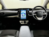 インテリアはブラックカラーを基調とした洗練されたデザインになっています。運転視界も広々で、各操作スイッチなども使いやすい位置に配置されています。