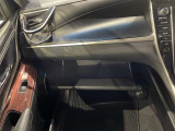 【グローブボックス】十分な収納スペースです。小物入れに最適♪