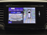 【Hondaスマートパーキングアシストシステム】ハンドルが自動で回り、駐車時の運転操作をアシストします。カメラで駐車枠を自動認識する機能も加え、よりスムーズな操作を実現しています。