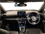 シンプルながら機能性あふれる運転席廻りです。視界性もよく、運転しやすいですよ。