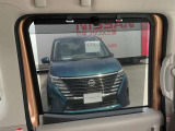 便利なロールサンシェード付きです