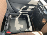 助手席シートの下に、便利なアンダーボックスを装備。運転用の替え靴や、車内に常備したいこども用品、着がえた服などを収納できます