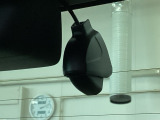 後方にもドライブレコーダーのカメラが付いています。前後両方でお車の周りを監視・記録いたします。