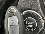 【インテリジェントキー】カバンやポケットに入れたままでもドアの施錠・解錠が可能なスマートキーを装備。エンジンのオン・オフ時もカギを取り出す必要が無いからとっても便利です♪