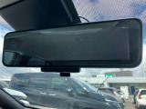 スマートルームミラー◆積載物などで、さえぎられがちなルームミラーの後方視界。車内状況に関わらず車両後方にあるカメラの映像をルームミラーに映し出します!もちろん夜や悪天降雨でもクリアな後方視界を確保!