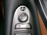 電動格納式ミラーなので、対向車などとのすれ違い時にも便利です。