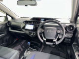 運転席まわりです。 各操作スイッチは使いやすい位置に配置されてます。