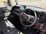 【運転席】シフトレバーはインパネに!運転席と助手席を遮るものがないため足元広々♪