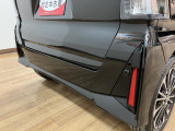 前後バンパーにはコーナーセンサーを装備。障害物などに近づくとセンサー音で知らせてくれます!