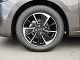 標準装備の純正16インチアルミホイール。タイヤサイズは185/60R16です。