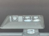 【三菱e-Assist】走行中に前方の車両等を認識し、衝突しそうな時は警報とブレーキで衝突回避と被害軽減をアシスト。より安全にドライブをお楽しみいただけます。