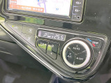 【オートエアコン】一度お好みの温度に設定すれば、車内の温度を検知し風量や温度を自動で調整。暑い&hellip;寒い&hellip;と何度もスイッチ操作をする必要はありません。快適な車内空間には必須の機能ですね♪