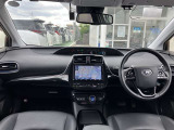 【運転席・インパネまわり】ハンドル・シート・フロアーなど隅々までプロによるクリーニング済み☆彡キレイな車内でドライブが一層快適にお楽しみいただけます!!