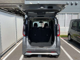 バックドアは大きく開きます。定員乗車時でも十分広いラゲッジスペースを確保しています