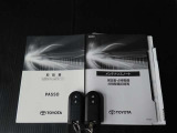 メンテナンスノート、取扱説明書です。 その車の整備記録が事細やかに記録されています。 車が生まれてから今までどのような道を歩んできたのか判るとても重要な物ですよ。