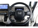 運転中もハンドルでの操作が可能です。特に高速道路等の目が離せない運転時には、便利さだけでなく、安全性も兼ね備えております。