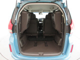 リヤシートを畳むと荷室がさらに広くなります。