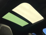 ●サンルーフ:開放感たっぷりの希少装備、サンルーフが装着されています!車内に明かりを取り入れたり景色を楽しむ以外にも、車内の空気も簡単に換気できて快適です!