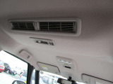 天井中央にはエアコン機能のないファンが付いていますファンを回すことで車内の空気を循環してくれます
