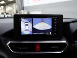 パノラミックビューモニター付きです。車両を上から見たような映像をディスプレイオーディオ画面に表示。運転席からの目視だけでは見にくい、車両周辺の状況をリアルタイムでしっかり確認できます。