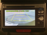 バックでの車庫入れも安心です! リアカメラが付いているバックモニター付のナビを装備しております。操作線もついており距離感も画面から確認できます。
