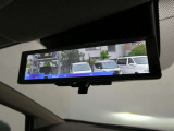 スマートルームミラーは、車両後方に設置されたカメラの映像を、ルームミラーに映し出すことで、死角をなくし、安全性を向上させることができます。また、夜間や雨天時でも、クリアな映像を映し出すことができます。