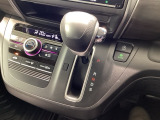 インパネシフトを採用しているので、前席の足元も広々としています。運転席と助手席の行き来もスムーズです!