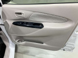 【運転席ドア】ボトルホルダーや収納ポケットが付いているので運転席周りもスッキリ保てます★