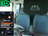 フロントカメラで車線や前方の人や車をモニターして、エマージェンシーブレーキや車線逸脱警報をを作動。ハイビームアシストも装備。