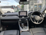 【運転席・インパネまわり】ハンドル・シート・フロアーなど隅々までプロによるクリーニング済み☆彡キレイな車内でドライブが一層快適にお楽しみいただけます!!