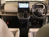 車内は光触媒抗菌消臭施工済です。インパネ周りはスタイリッシュなデザインで機能や装備も充実しています。グローブボックスやカップホルダーのほかにトレーなどたくさんの収納スペースが付いています。