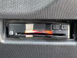 【ETC】有料道路を利用する際に料金所で停止することなく通過できる、ETC車載器(ノンストップ自動料金収受システム機器)が装備されています。セットアップを行うことで利用可能になります。