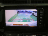 車両後方の映像を映すバックモニター。進路を確認しながら安全に車庫入れできます。