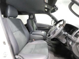 ゆったり室内で運転もしやすいです♪使い勝手の良い配置も考えられています!!