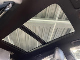 【サンルーフ】開放感たっぷりの希少装備、サンルーフが装着されています!車内に明かりを取り入れたり景色を楽しむ以外にも、車内の空気も簡単に換気できて快適です!