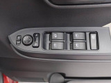 パワーウィンドウと電動ドアミラーのスイッチ。コンパクトにまとまって配置されていて使いやすいですよ。電動ドアミラーはキーフリー連動の格納機能付き。