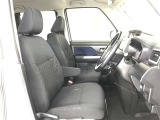 高いホールド性で運転姿勢が安定します。長距離ドライブでも疲れにくいのが魅力です。快適なドライビングライフをお送りください♪