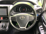 【純正革巻きステアリング】上質な革を使用することで、手にしっかり馴染みとても運転しやすいハンドルです♪
