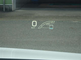 カラーヘッドアップディスプレイ付き。少ない視線移動で情報を確認できるので、運転の疲労軽減に繋がりますよ♪