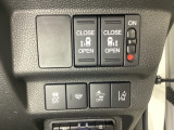 両側電動スライドドアは運転席から操作ができるよう、操作スイッチが付いています。Hondaセンシング用のVSA(ABS+TCS+横滑り抑制)解除と路外逸脱抑制機能などのスイッチがあります。