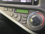 【オートエアコン】一度お好みの温度に設定すれば、車内の温度を検知し風量や温度を自動で調整。暑い&hellip;寒い&hellip;と何度もスイッチ操作をする必要はありません。快適な車内空間には必須の機能ですね♪