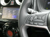 ナビの音量など車両情報を手元で操作できるハンドルスイッチ付き。